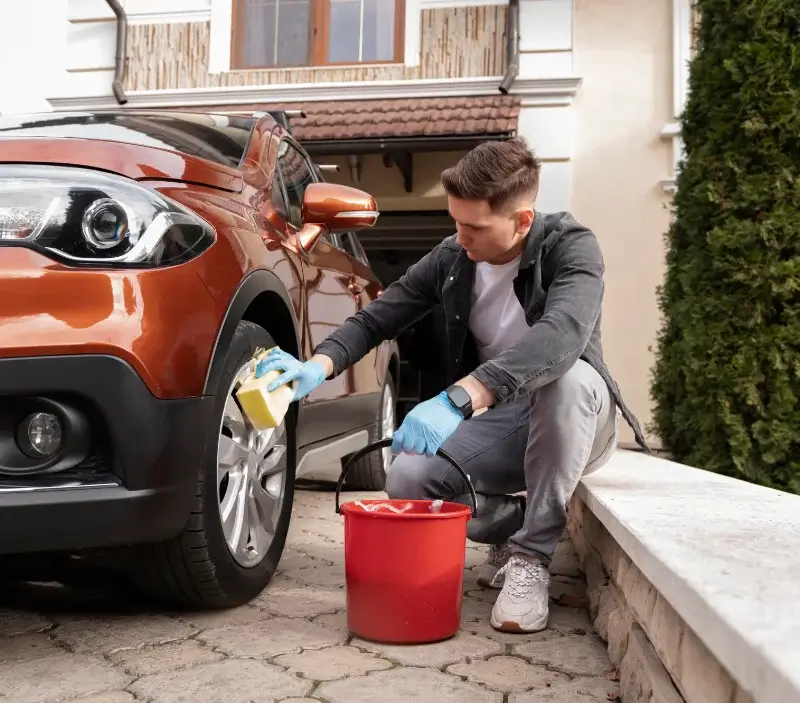 Lavage auto à domicile Les Hauts-de-Caux : professionnel intervenant sur un véhicule